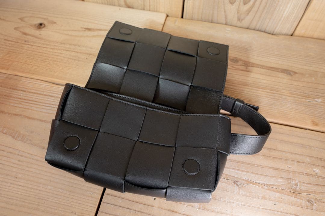 【美品】BOTTEGA VENETA ボディバッグ　マキシイントレ