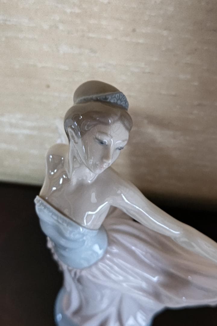 リヤドロ　踊る少女