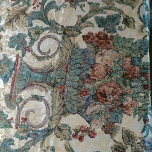 とっても素敵な　テーブルクロス