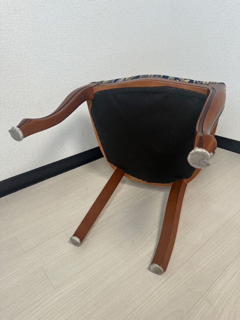 （4/4）ダイニングチェア 金華山張り アンティーク調 鋲打ち 彫刻 ※i4※