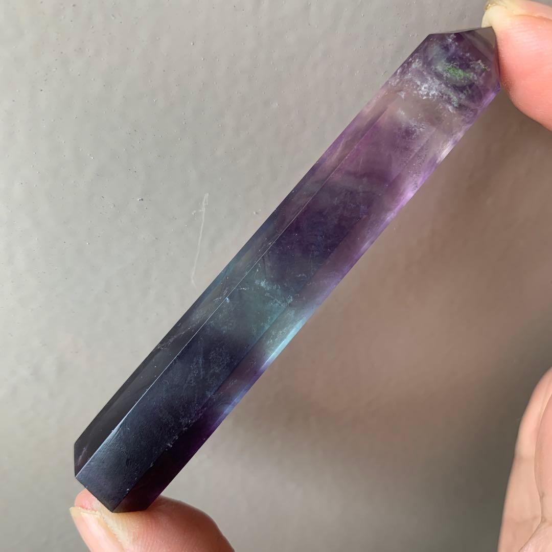 レインボーフローライトポイントタワー約8.6㎝　六角柱　天然石置物