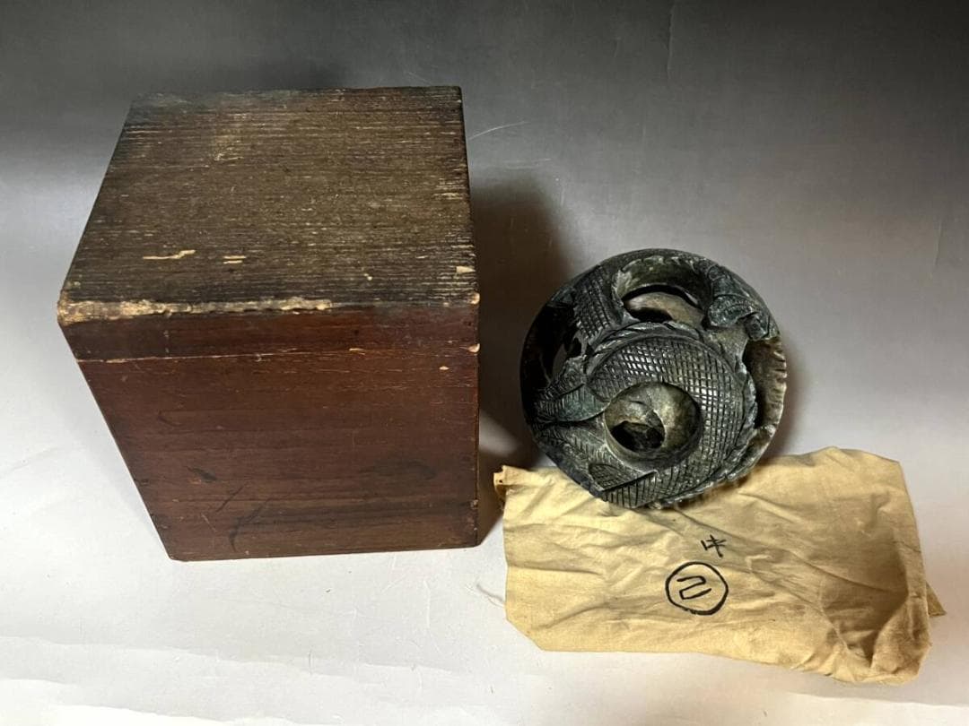 置物■玉透かし彫り 龍 蛇 花 掘り 石の彫刻 古木箱入り 丸型 時代物 骨董■
