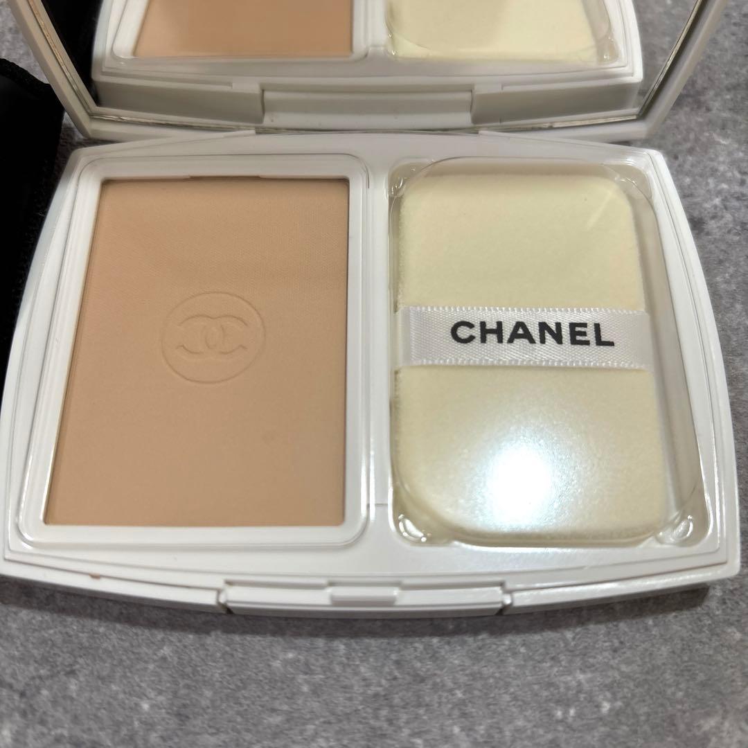 シャネル　ル　ブラン　ブライトニング　コンパクト　B20