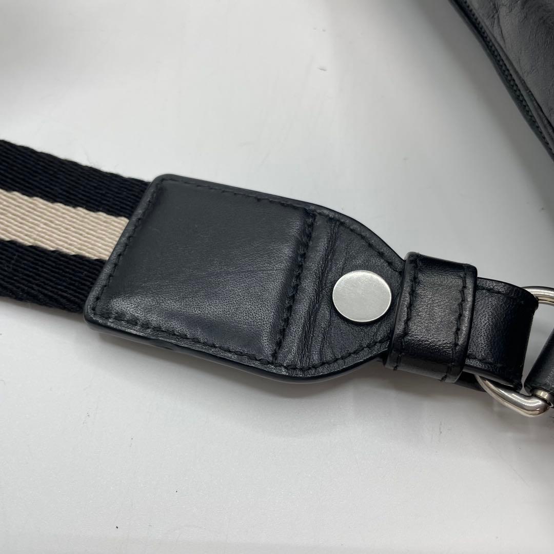 バリー ボディバッグ ロゴ レザー ブラック 斜めがけ　メンズ