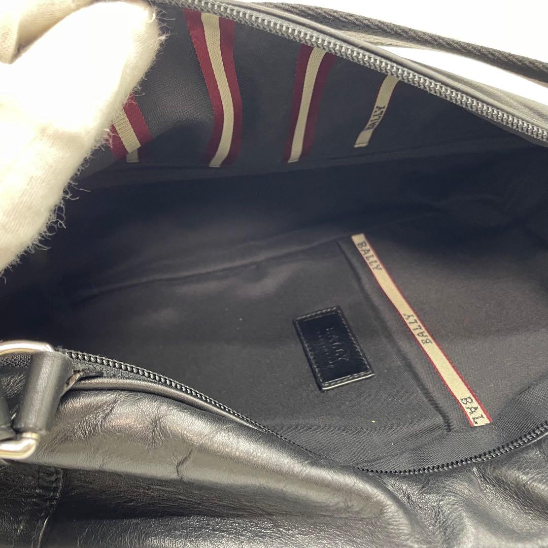 バリー ボディバッグ ロゴ レザー ブラック 斜めがけ　メンズ