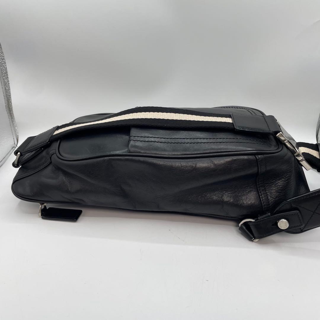 バリー ボディバッグ ロゴ レザー ブラック 斜めがけ　メンズ