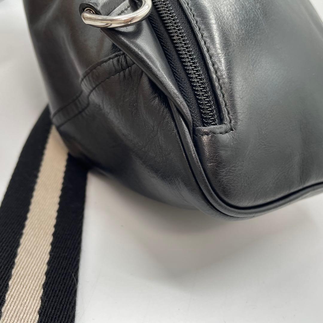 バリー ボディバッグ ロゴ レザー ブラック 斜めがけ　メンズ