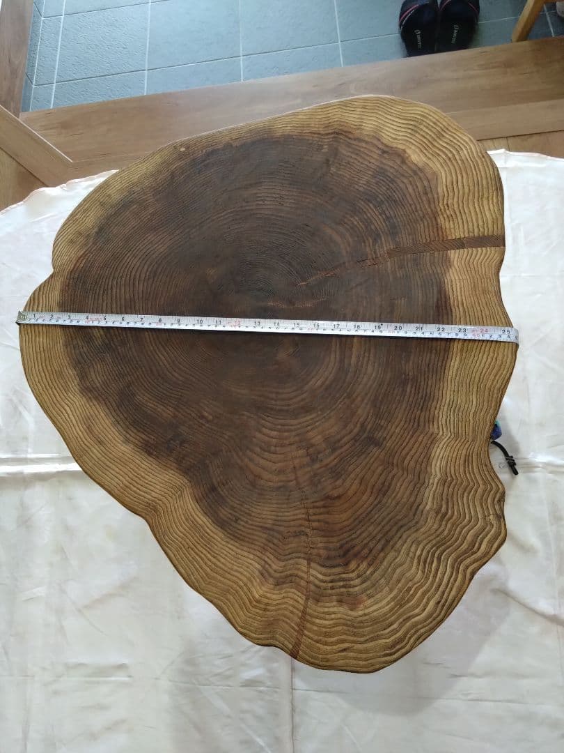杉の輪切のローテーブル㉙　樹齢約100年の杉の自然木の年輪❕３本脚は太い檜を使用