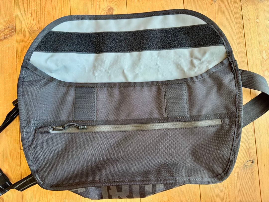 Chrome メッセンジャーバッグ シンプル メッセンジャー 12L 防水