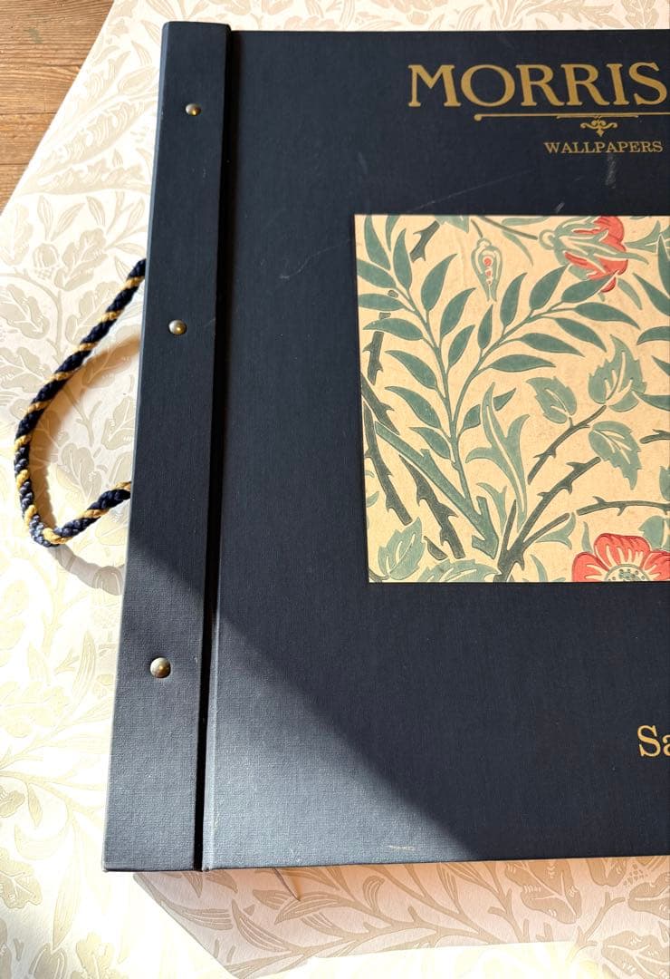 一枚一枚が小さな美術館。 ウィリアム・モリスのクロス実物見本帳。 ビンテージ品。