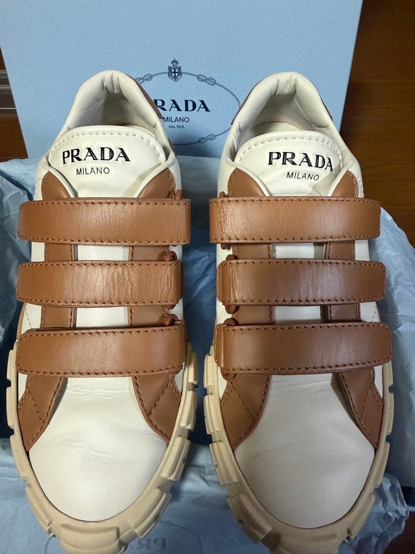 PRADAスニーカー