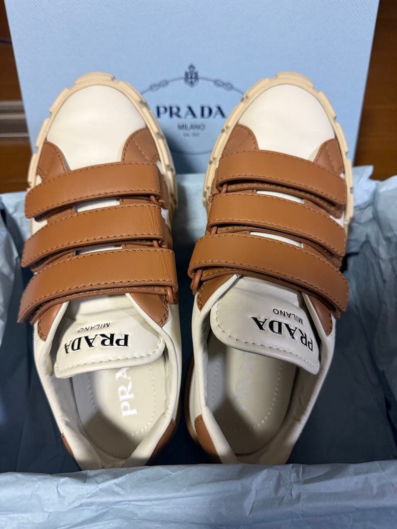 PRADAスニーカー
