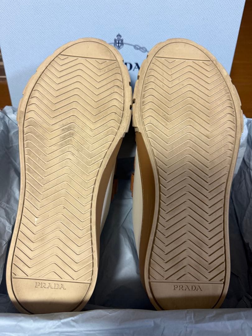 PRADAスニーカー