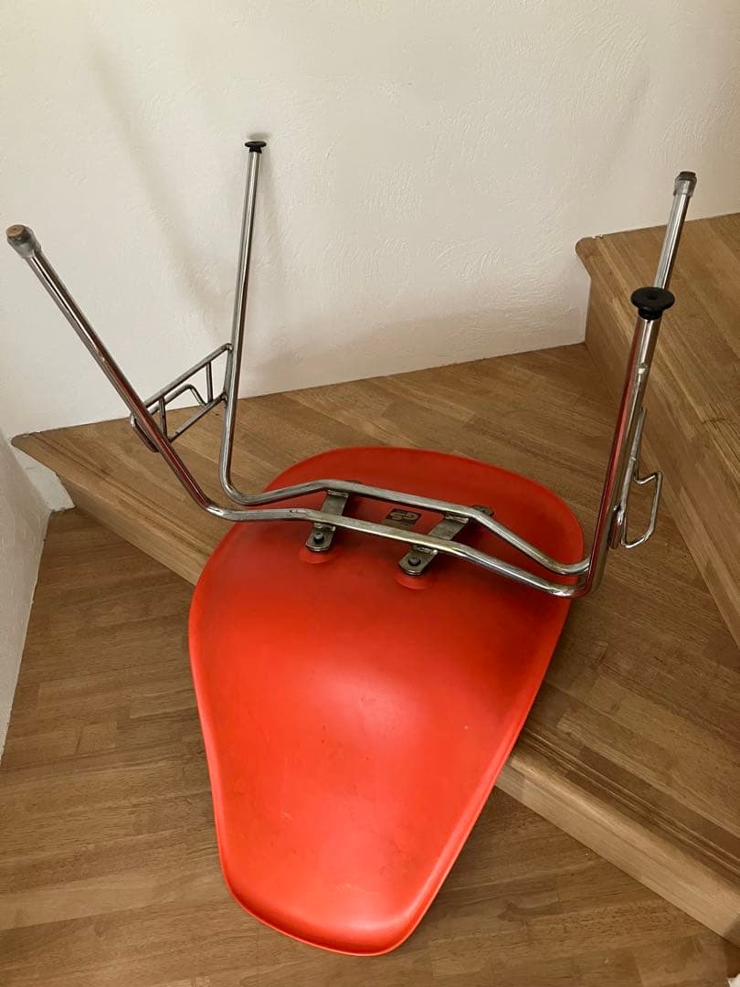 送料込！Vitra サイドシェルチェア スタッキングベース オレンジ　イームズ