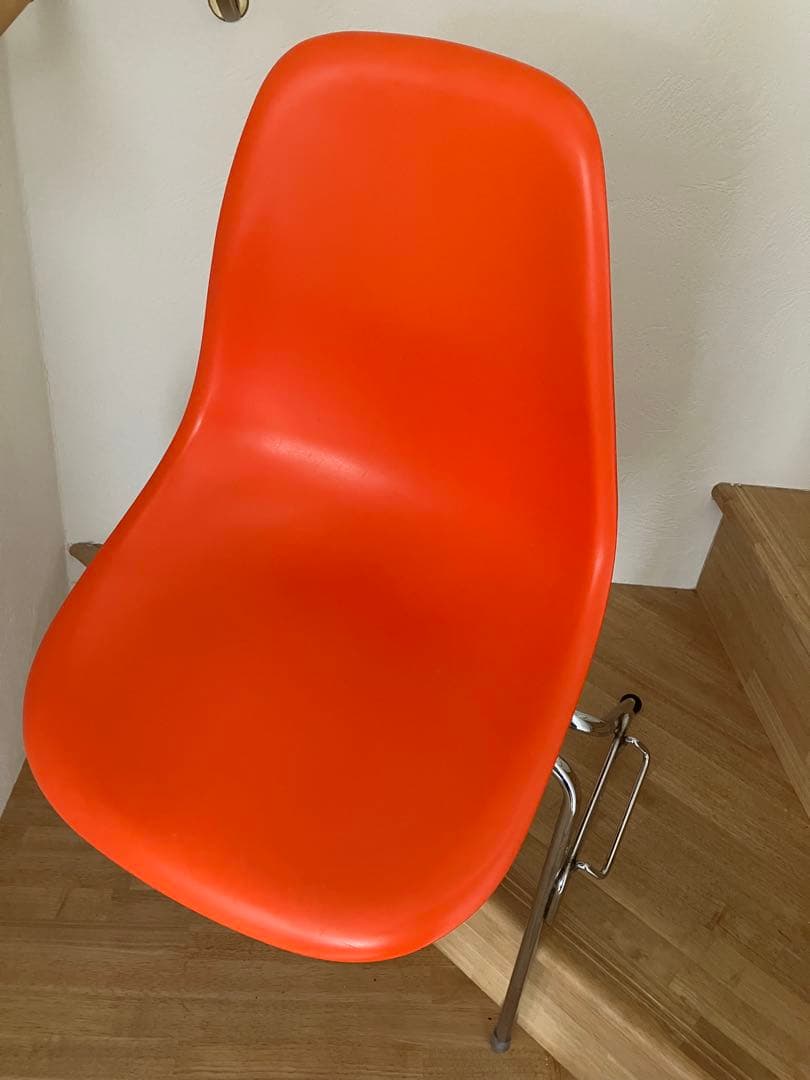 送料込！Vitra サイドシェルチェア スタッキングベース オレンジ　イームズ