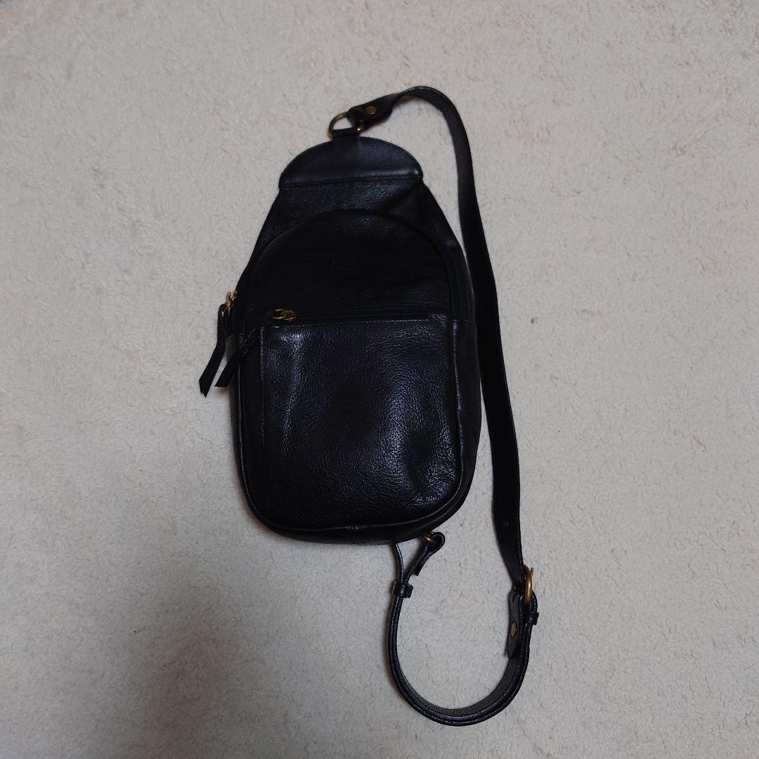 美品　IL BISONTE イルビゾンテ ボディバッグ ブラック レザー