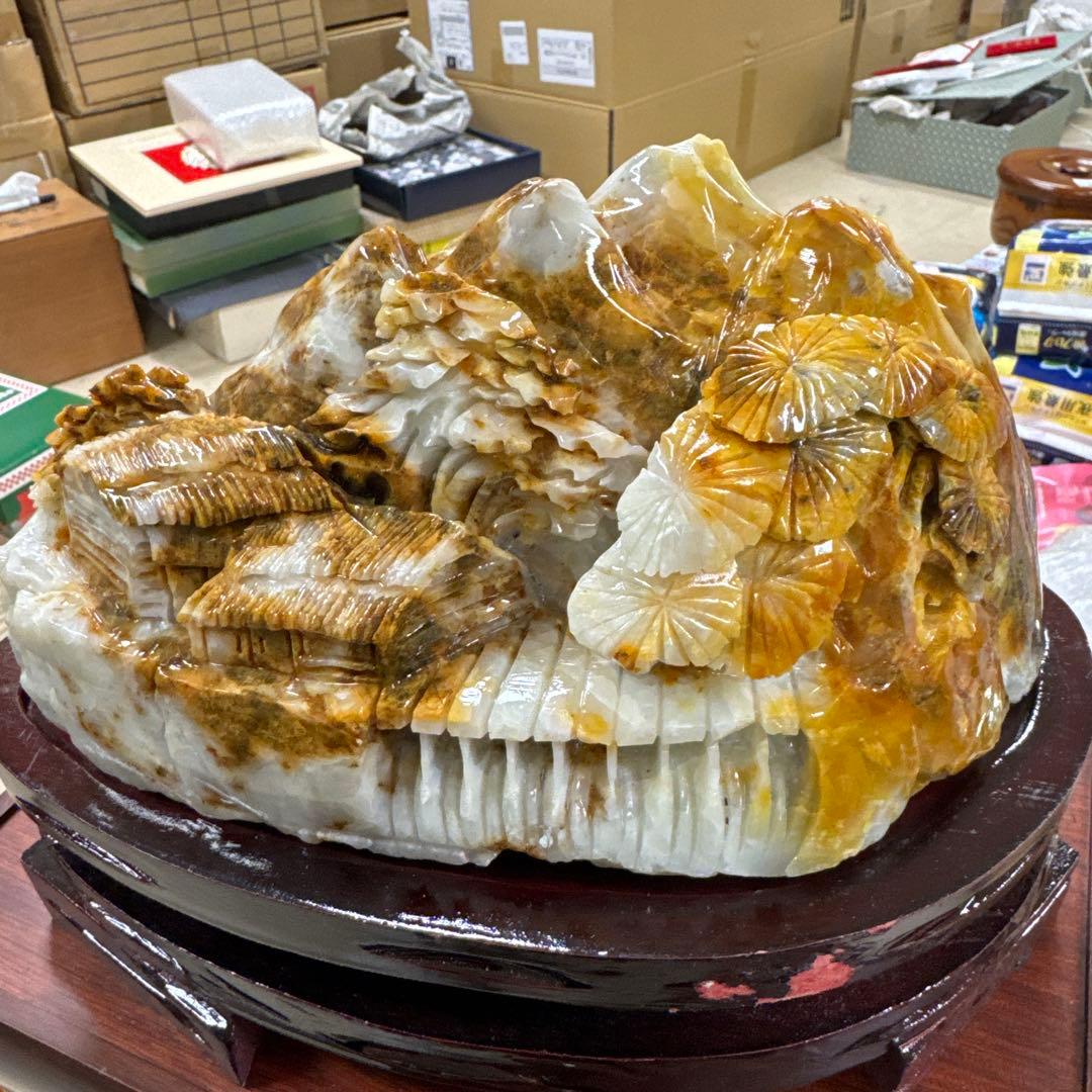 玉 山と家の彫刻置物 木製台座付き