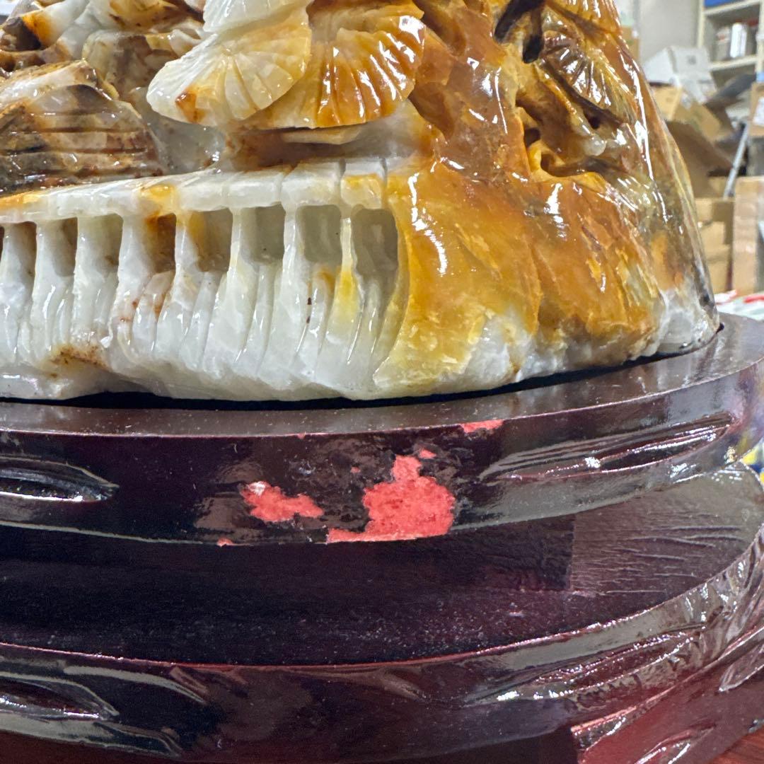 玉 山と家の彫刻置物 木製台座付き