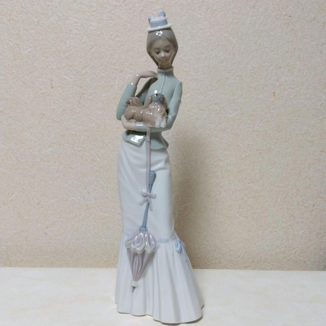 リヤドロ　フィギュリン　仔犬を抱く貴婦人