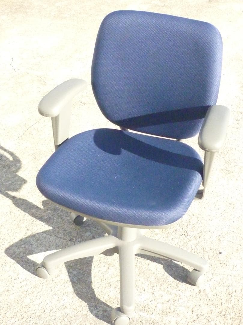 中古 オカムラ ビラージュ オフィスチェア 肘当て付き ネイビー 事務椅子