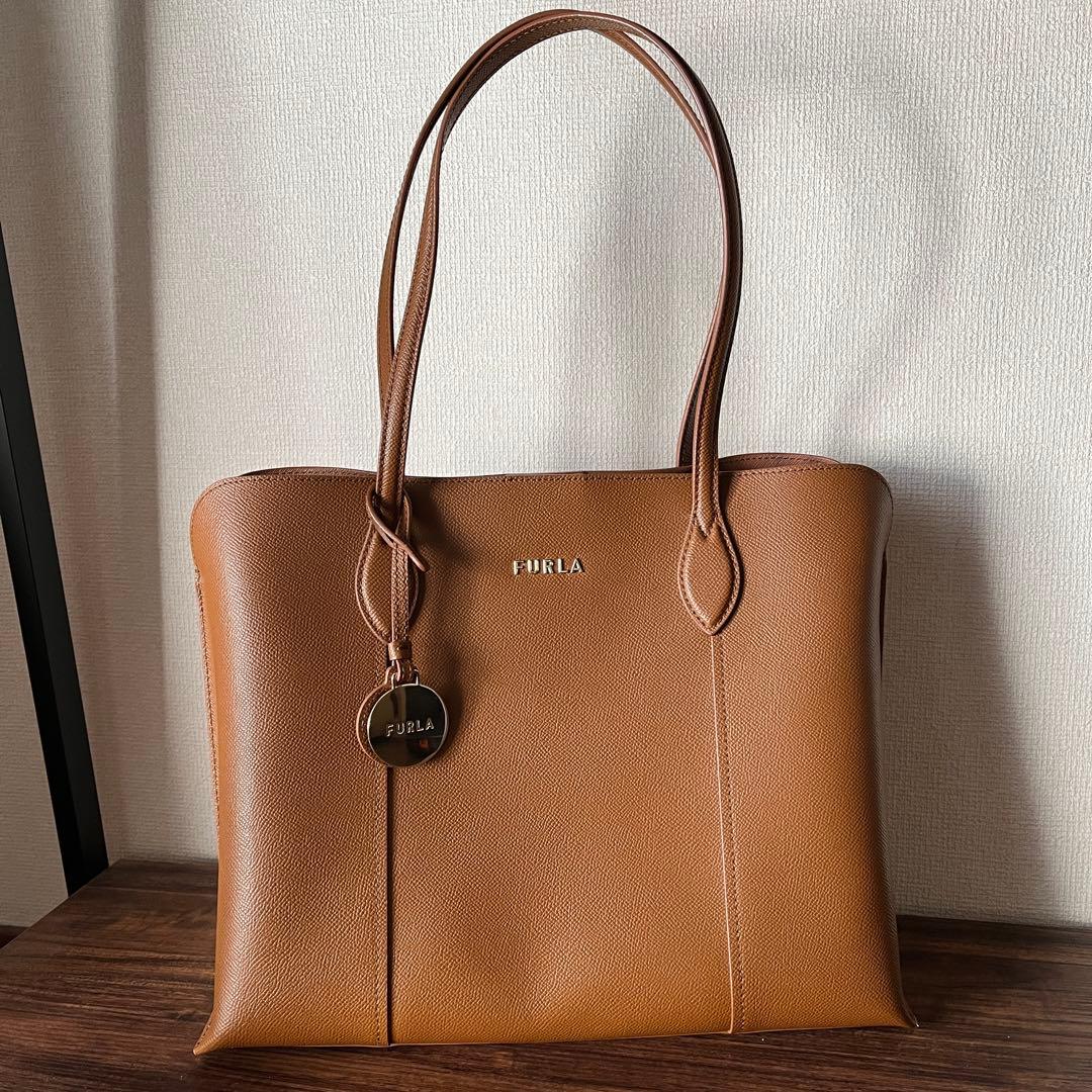 【新品未使用✨】FURLA VITTORIA Lヴィットリア トートバッグ ロゴ