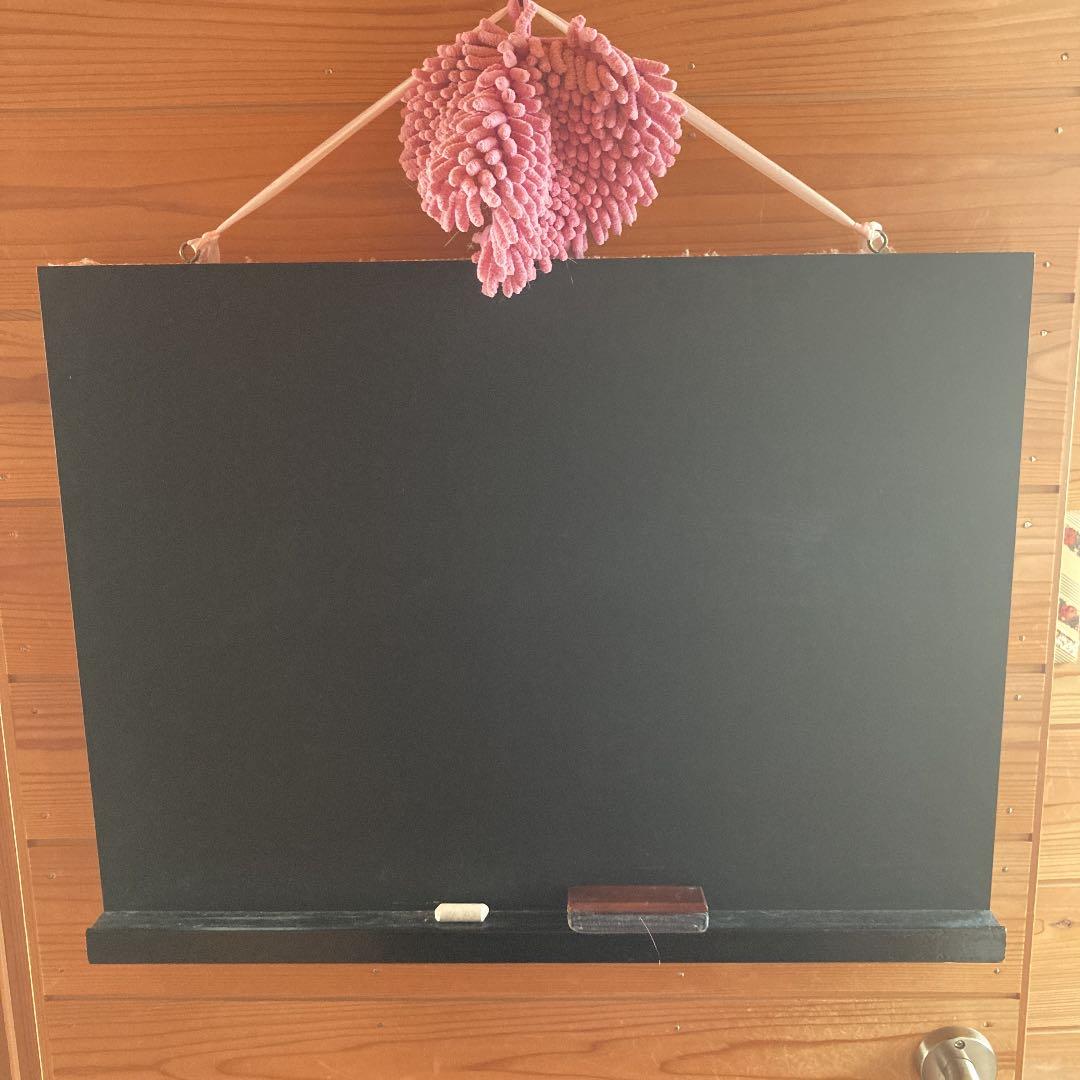 壁掛け黒板　チョークと黒板消し付き