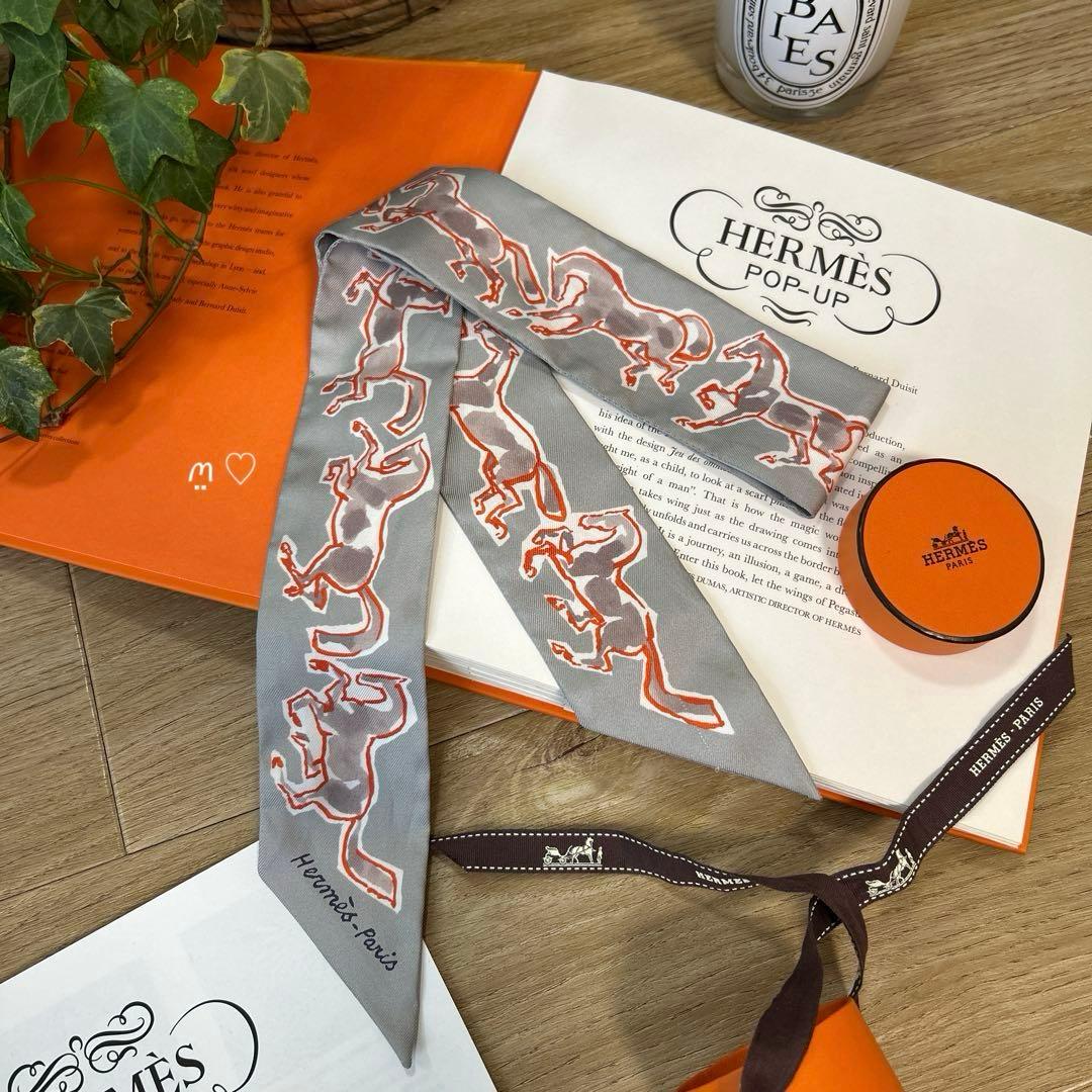 HERMESエルメス　ツイリー　自由の馬　シルクスカーフ　バッグチャーム　グレー