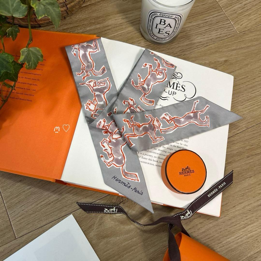 HERMESエルメス　ツイリー　自由の馬　シルクスカーフ　バッグチャーム　グレー