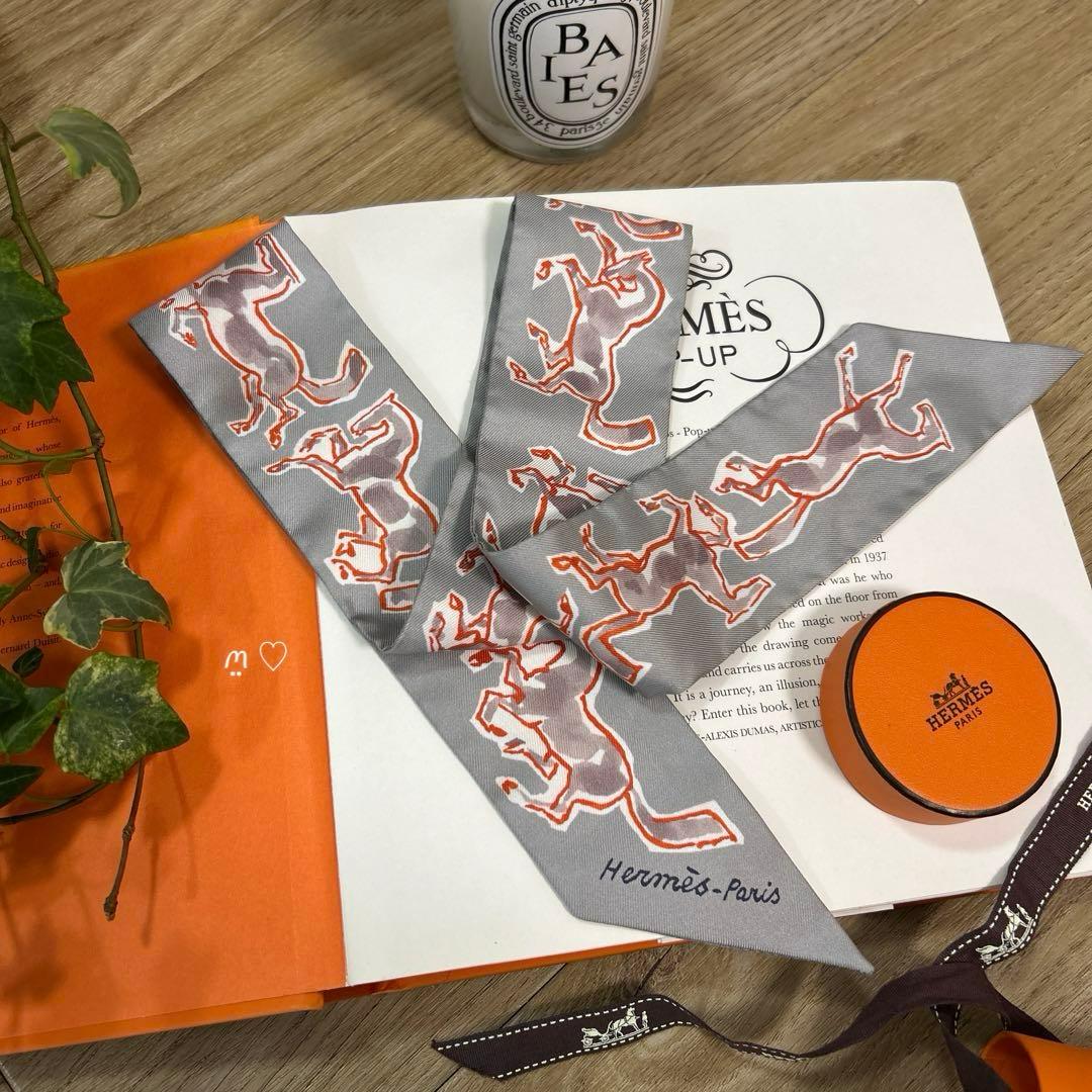 HERMESエルメス　ツイリー　自由の馬　シルクスカーフ　バッグチャーム　グレー