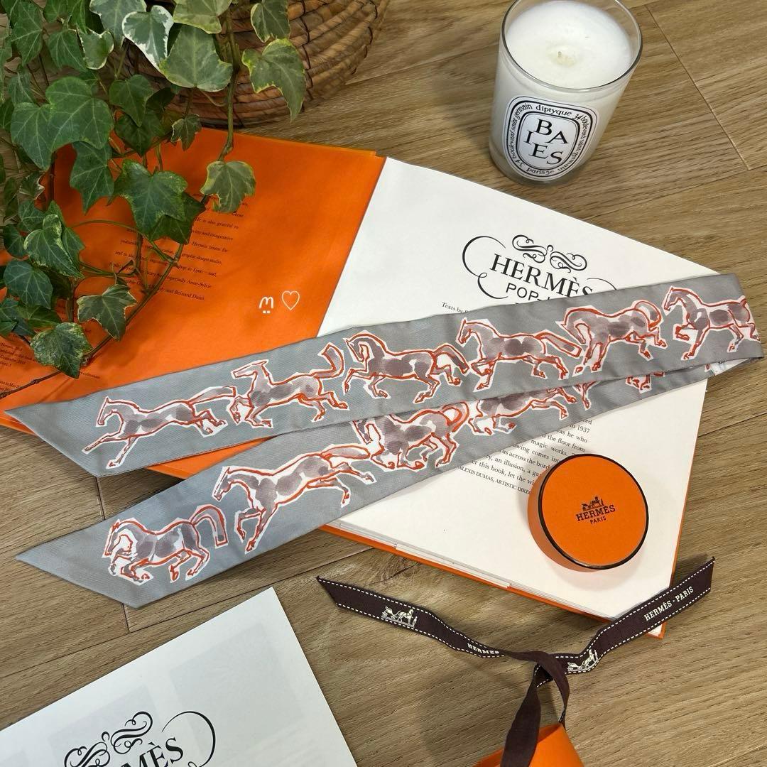 HERMESエルメス　ツイリー　自由の馬　シルクスカーフ　バッグチャーム　グレー