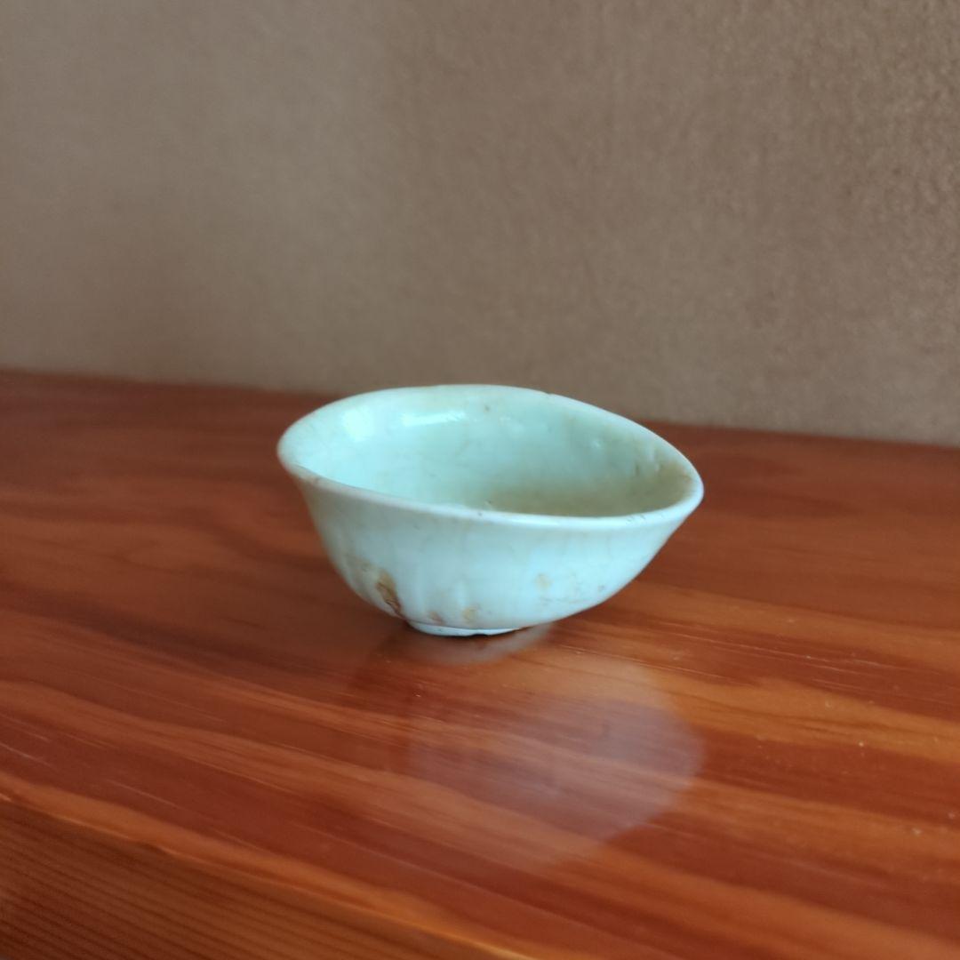 淡い色の陶器製小皿　初期伊万里　鎬文ぐい呑み　骨董品