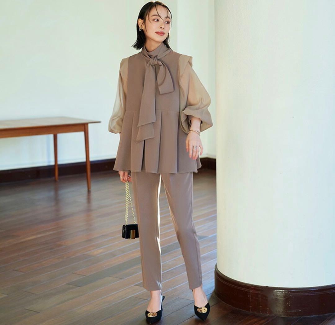 【美品】ボウタイ付き セットアップ風 パンツスーツ ベージュ