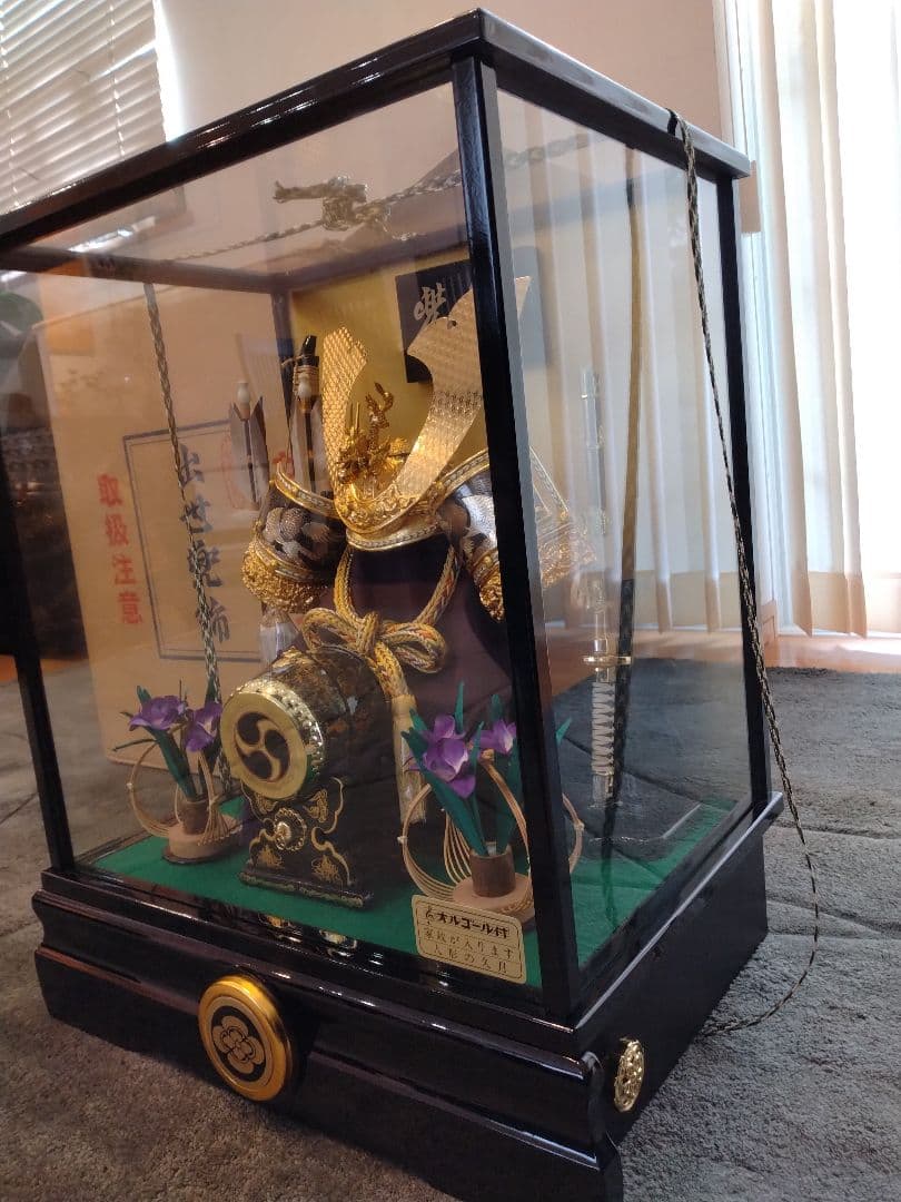 兜飾り　ガラスケース付