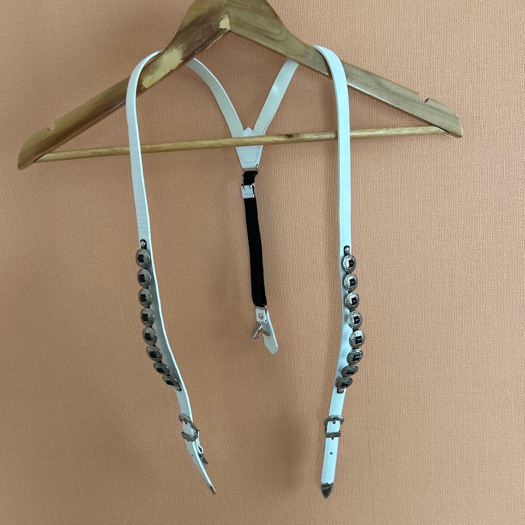 【TOGA PULLA(トーガプルラ)】コンチョサスペンダー