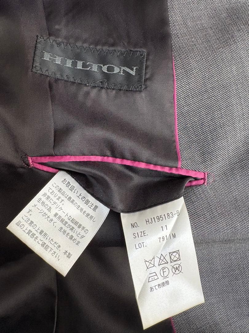 HILTON 洋服の青山　グレー無地パンツスーツ サイズ上11号下13号