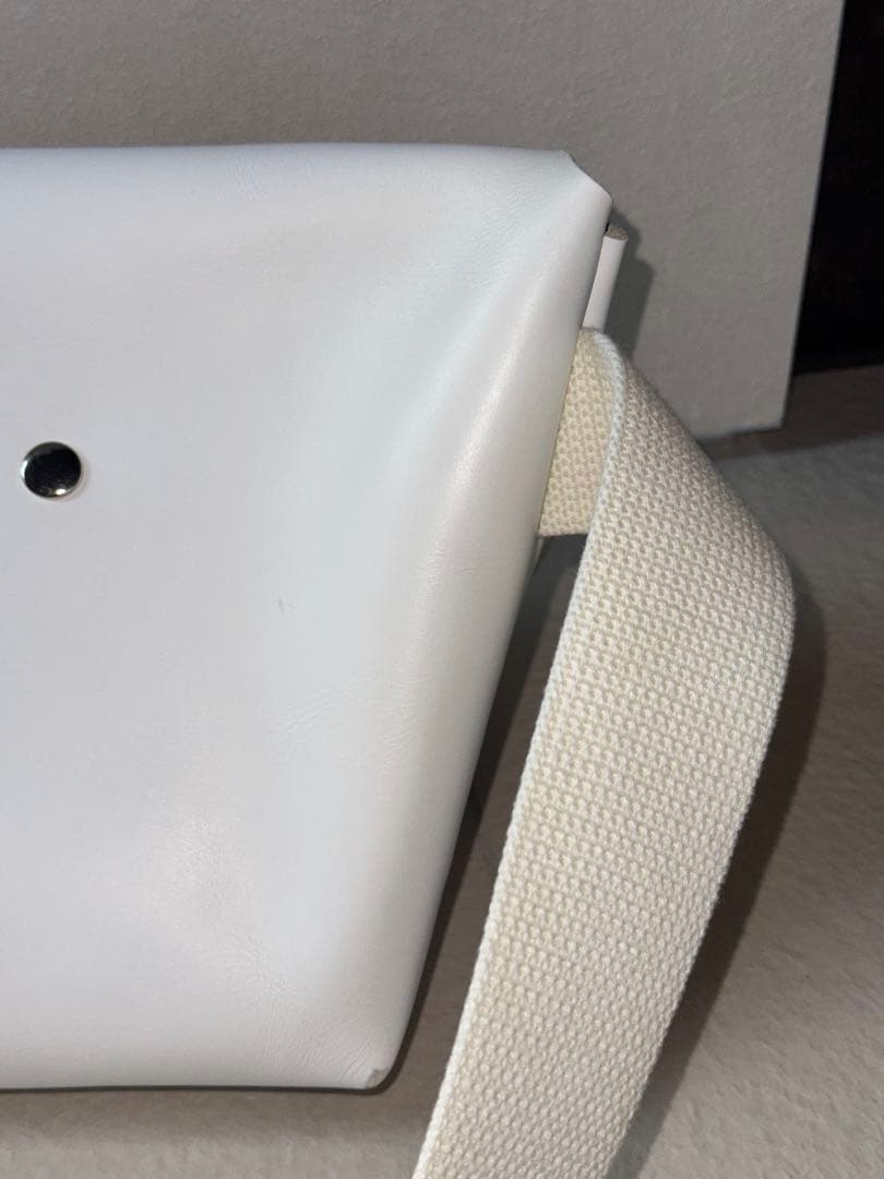 希少ホワイト　Uni&co ユニアンドコー　メッセンジャーバッグ