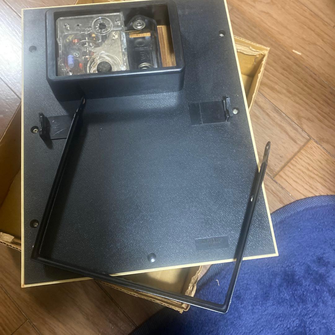 花柄の赤色置時計