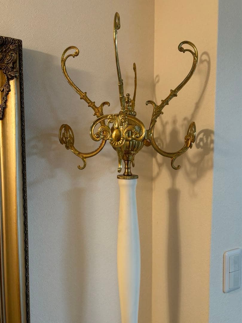 イタリア製ホワイトとゴールドのクラシックコートハンガー