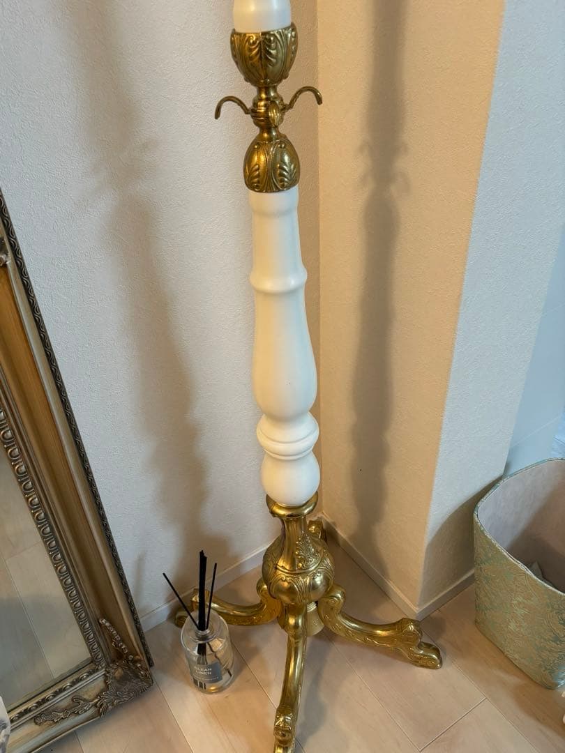 イタリア製ホワイトとゴールドのクラシックコートハンガー