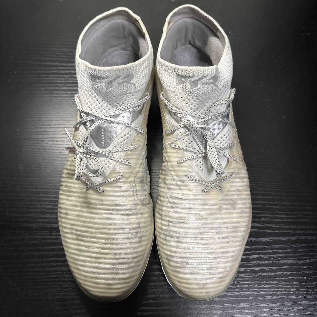 ホワイトハイカットサッカーシューズ