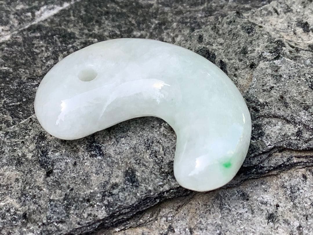 ✳限定卸し値段　極上氷紋様　糸魚川翡翠勾玉アイスジェイド プレゼント付　鑑別付