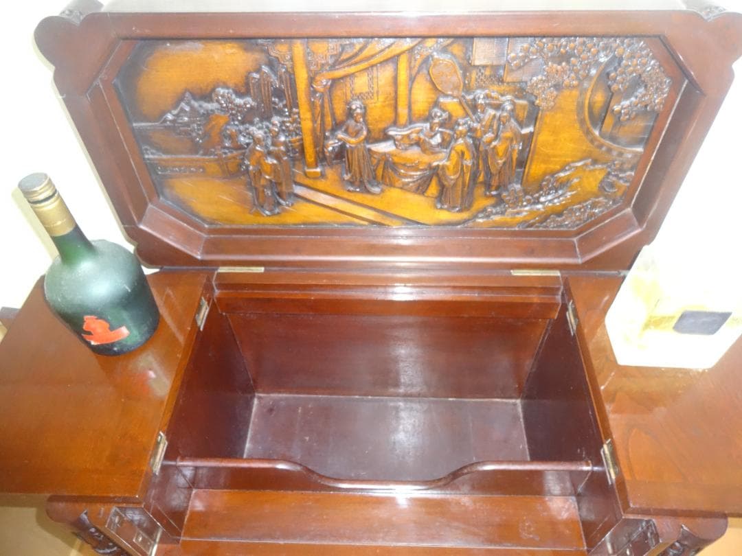 中国骨董 黒塗りキャビネット　＊豪華な木彫り