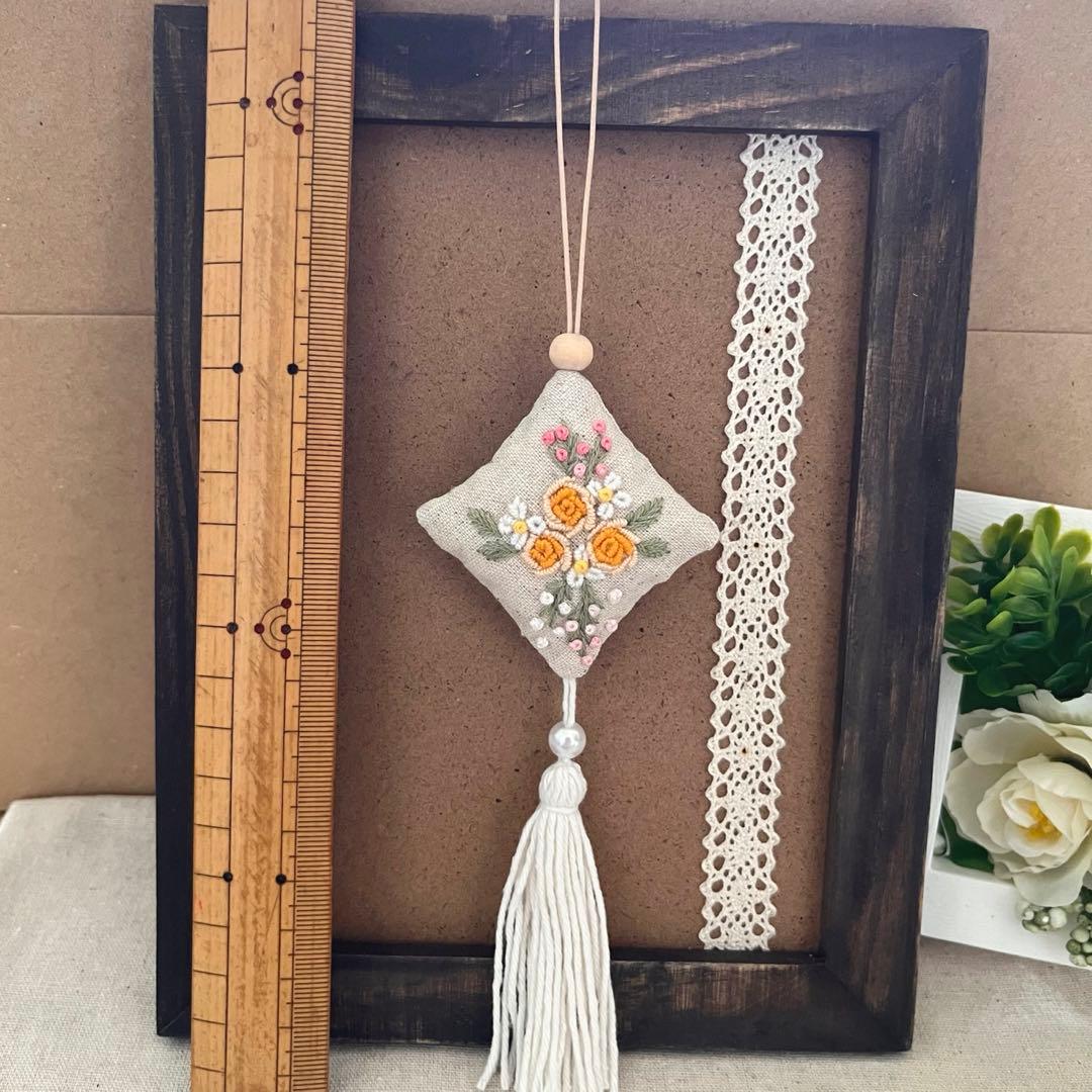 2409-40 タッセルスクエアサシェ 香り袋 オレンジローズ ブーケ 花刺繍