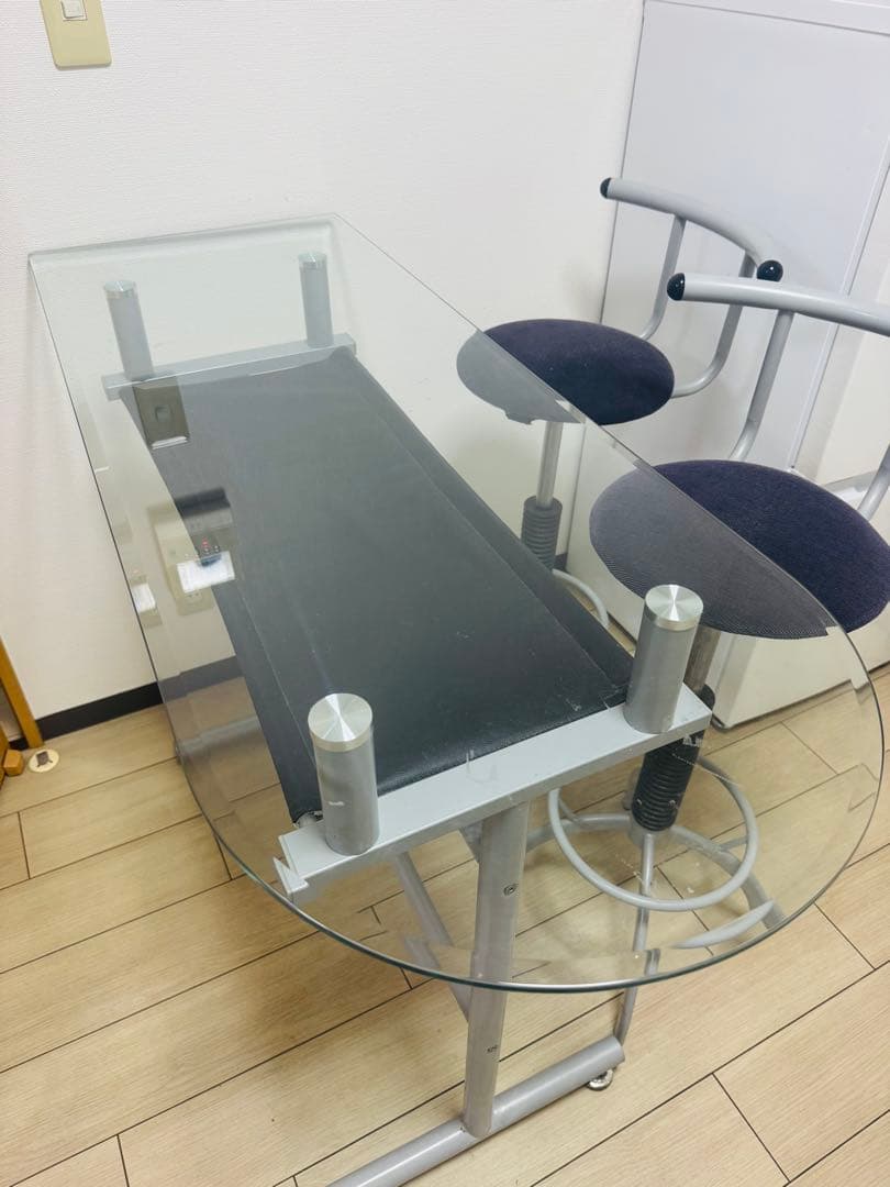 ガラス製オーバルカウンターテーブルと椅子2脚