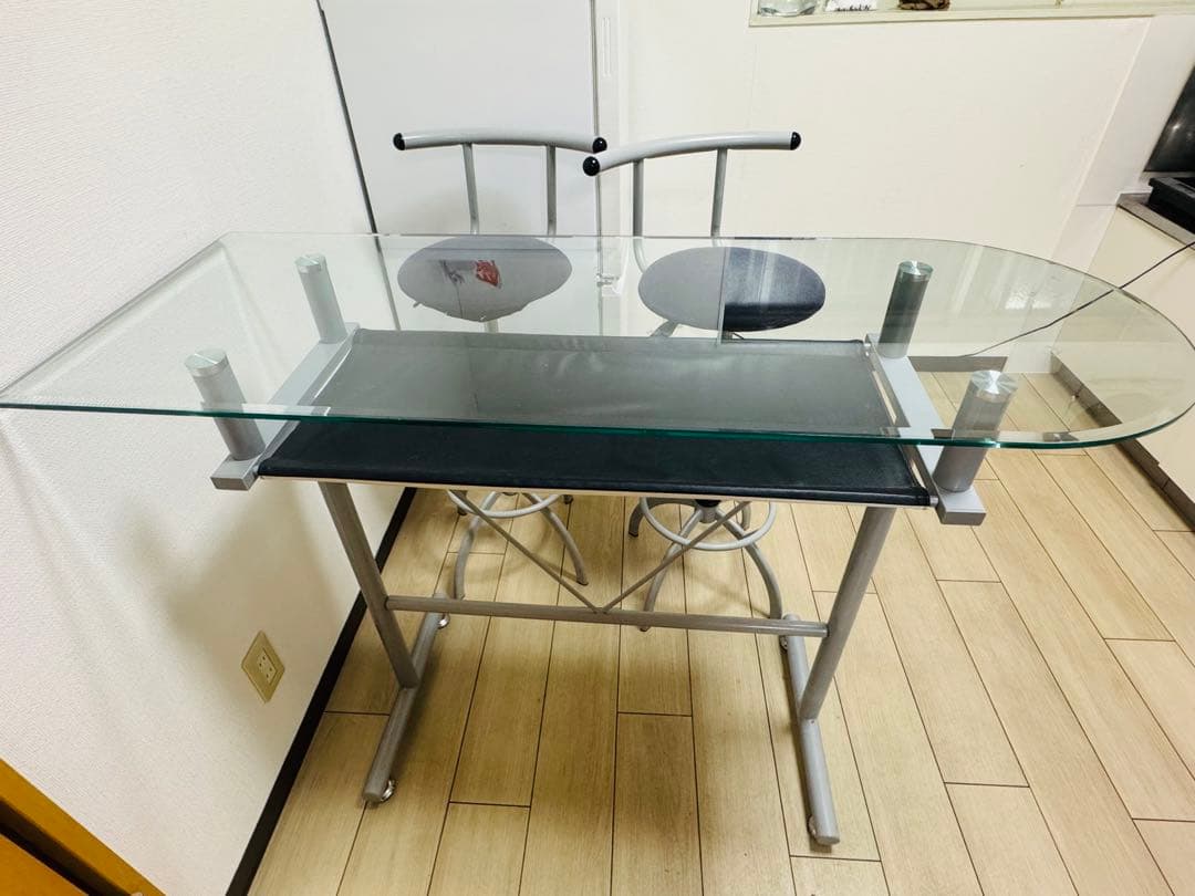ガラス製オーバルカウンターテーブルと椅子2脚