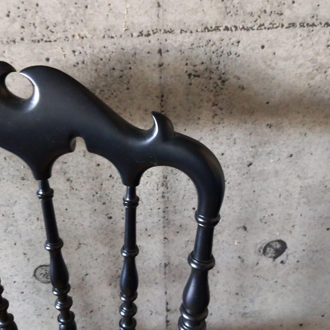 希少、 黒 籐椅子、一脚のみ、送料含、安く出しています。