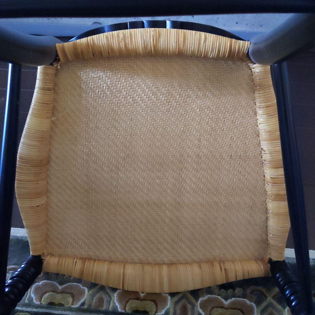 希少、 黒 籐椅子、一脚のみ、送料含、安く出しています。