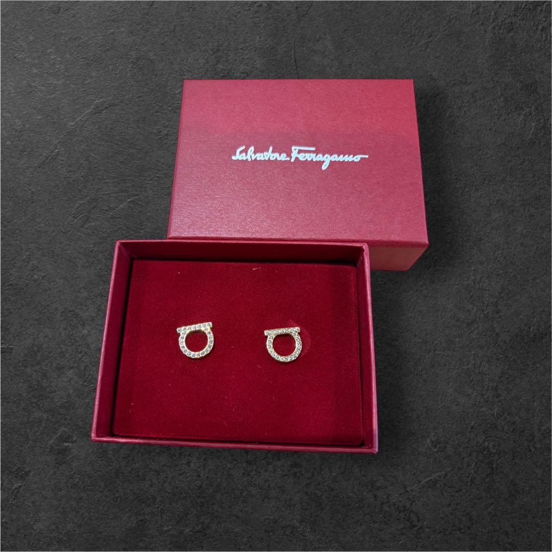 Salvatore Ferragamoピアス