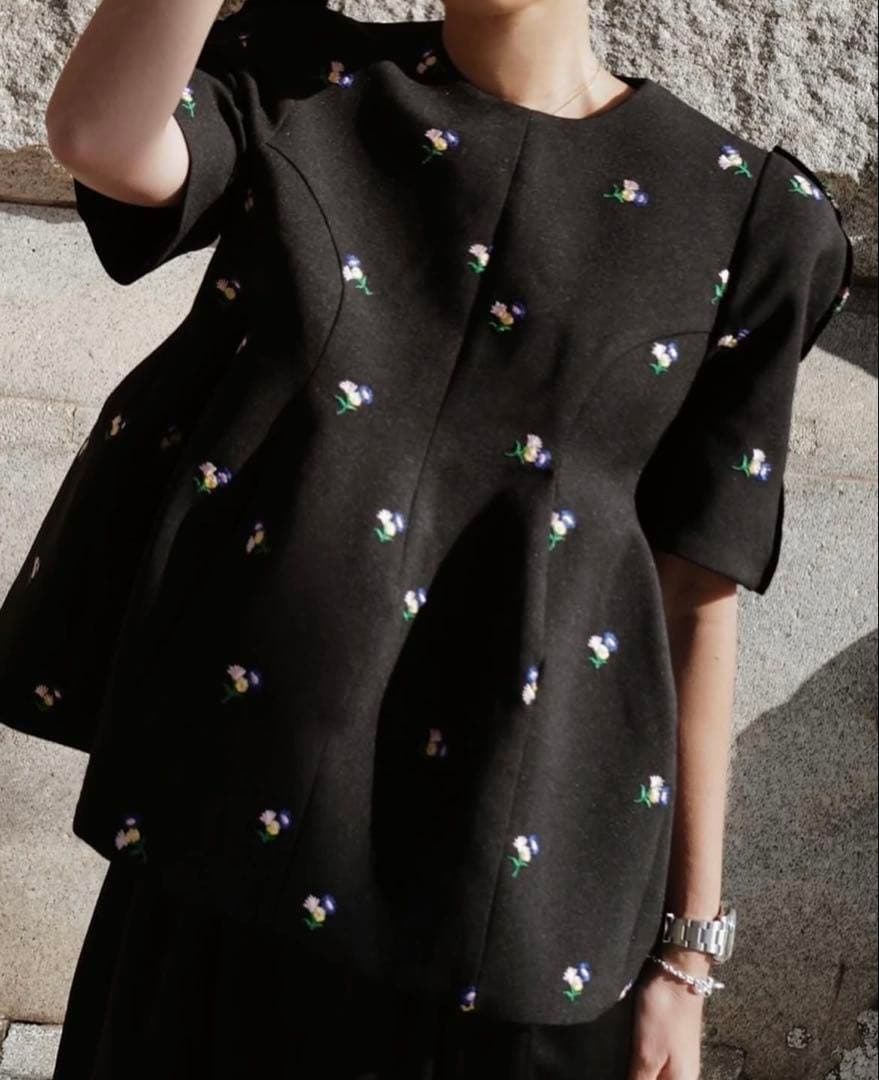 マチャット　フォルムプルオーバーブラウス　黒 花柄刺繍 半袖