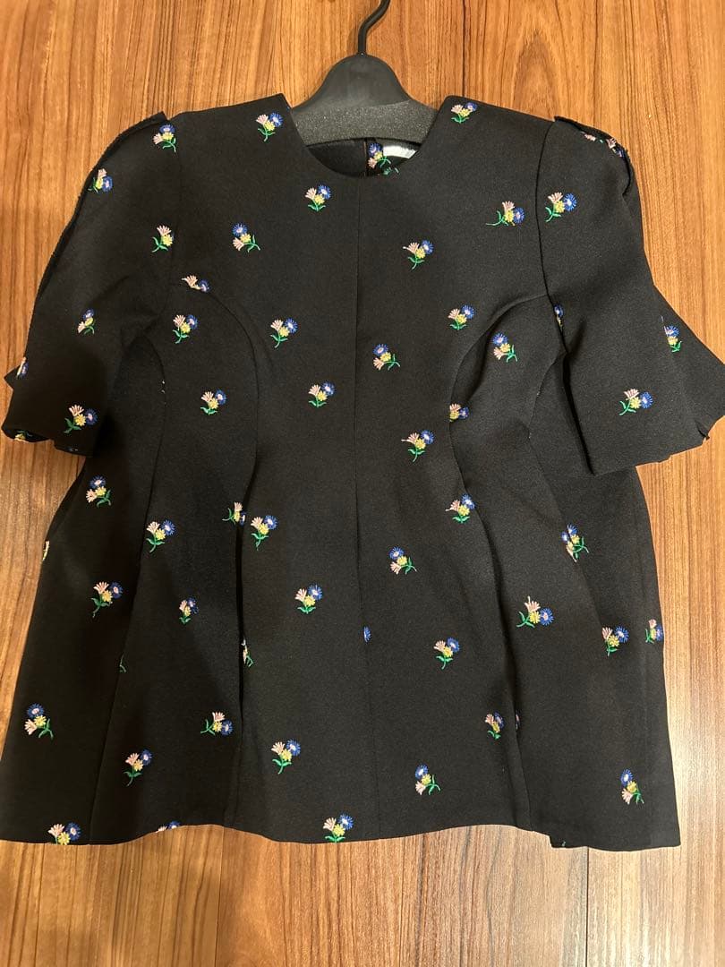 マチャット　フォルムプルオーバーブラウス　黒 花柄刺繍 半袖